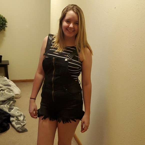 Shorts - Picture 2 of 3